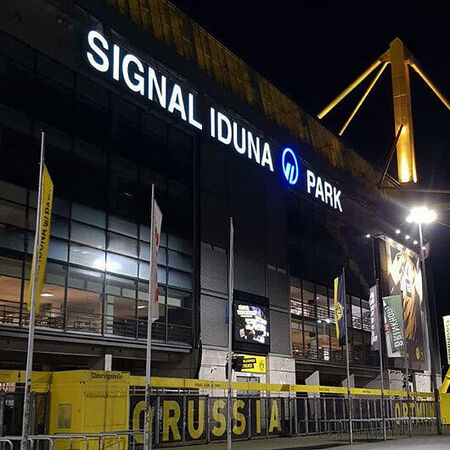 Lichtwerbung: Stadion — Leuchtbuchstaben. Produziert von der Firma Visscher Lichtwerbung aus Dortmund